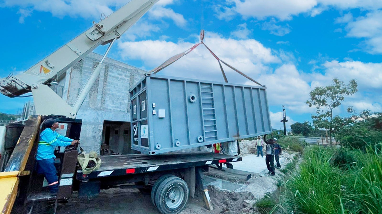 persona realizando pruebas en planta complementaria de tratamiento de aguas residuales - ver detalles de la planta